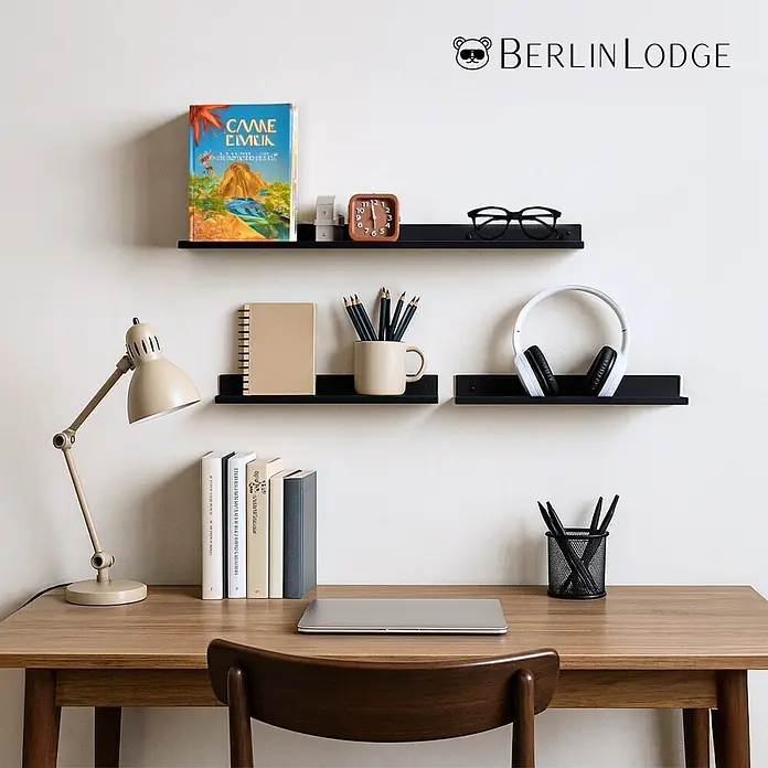 Berlinlodge Metallregal Wandregal 3er Set - H x B x T: 2,5 x 30 x 10 cm, Anzahl Böden: 3 Stk., Einhängen, Schwarz - Schwarze Wandregale organisieren Bücher, Uhr, Kopfhörer und Zubehör über einem Holzschreibtisch.