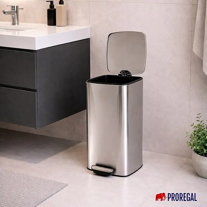 PROREGAL Mülleimer Küche Bad 30L, Abfalleimer mit Softclose & Stay-Open Deckel, Fußpedal & Inneneimer | Stahl, Silber | rechteckiger Treteimer mit Inneneimer, Tretmülleimer 30 Liter -  - Treteimer aus Edelstahl mit offenem Deckel, in modernem Badezimmer.