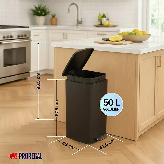 Proregal Treteimer 50L mit Softclose - 50 l, Metall, Matt Schwarz - Schwarzer, rechteckiger 50L Treteimer mit offenem Deckel in einer modernen Küche. Maße: 67,5 cm (geschlossen) x 49 cm x 41,5 cm.