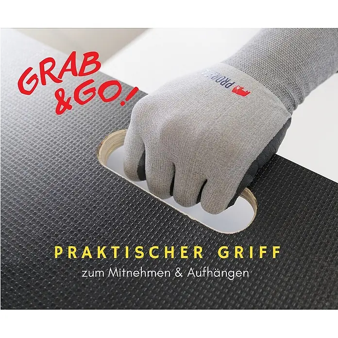Proregal Transportroller HERCULES 2 Stück Siebdruckplatte - Traglast: 300 kg, Holz - Hand im grauen Handschuh mit rotem Logo greift eine schwarze, texturierte Platte durch einen Griffausschnitt zum einfachen Tragen.