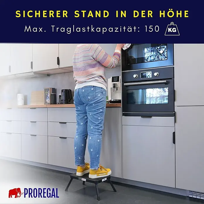 Proregal Klapptritt Tritthocker klappbar - Anzahl Tritte: 1 Stk., Belastbarkeit: 150 kg, Stahl - Schwarzer Trittschemel, der von einer Person verwendet wird, um ein Küchengerät zu erreichen.
