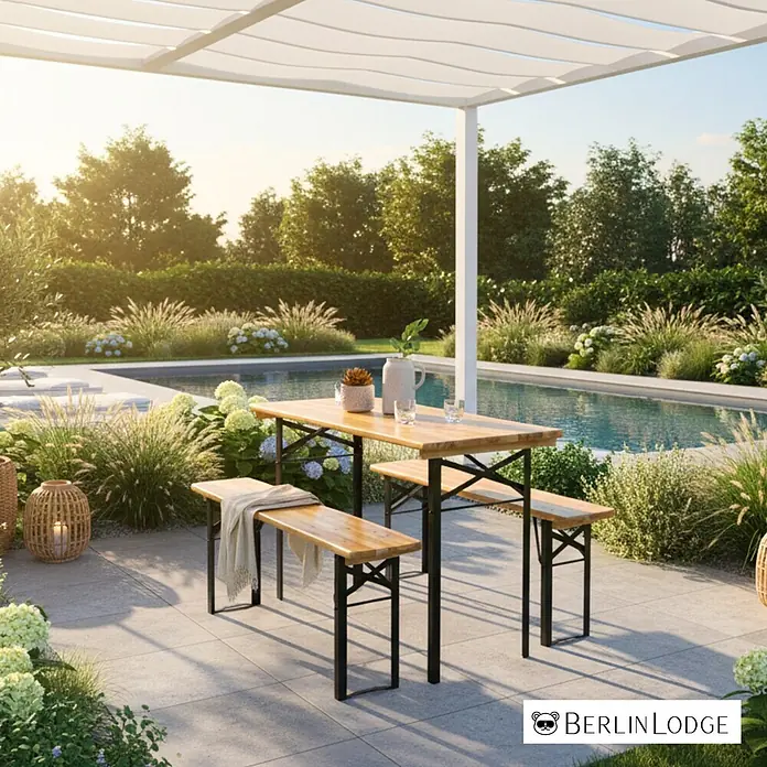 Chefgastro Gartentisch-Set Bierzeltgarnitur WIESN - Lackiert, Klappbar - Holztisch und zwei Bänke im Biergartenstil mit schwarzen Klappgestellen, auf einer Terrasse am Pool unter einer Pergola.