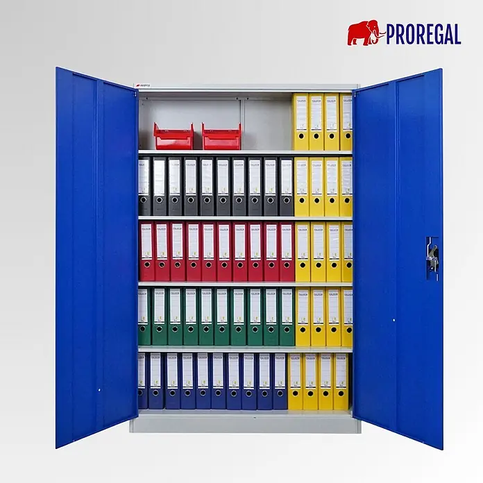 Proregal Aktenschrank Mega Deal 5x ELEPHANT mit 2 Türen, abschließbar - B x T x H: 120 x 40 x 180 cm, Blau/Lichtgrau - Blauer Metall-Büroschrank, offen, gefüllt mit farbigen Ordnern und roten Ablageboxen.