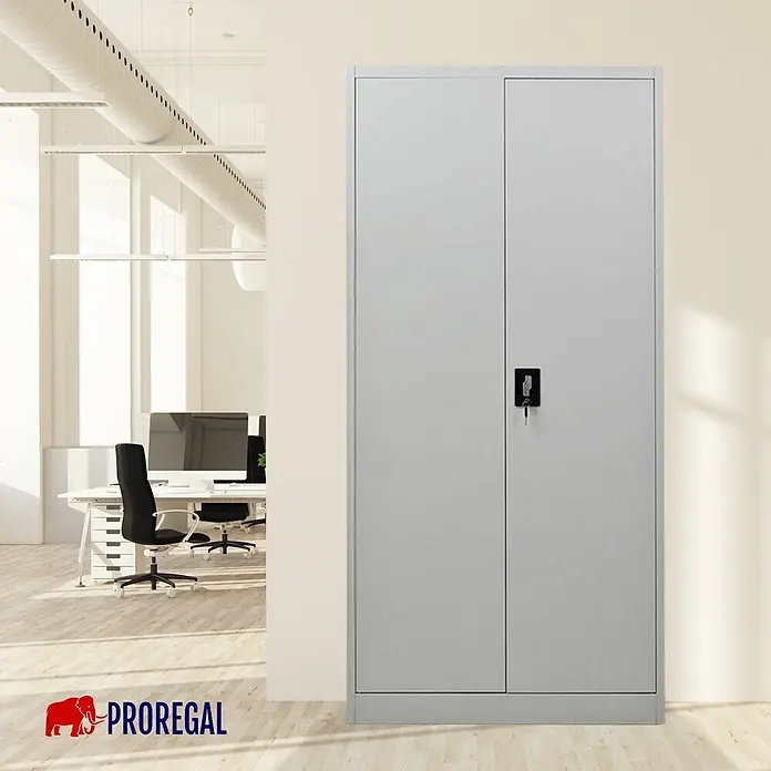 Proregal Aktenschrank ELEPHANT mit 2 Türen, abschließbar - Lichtgrau - Großer, hellgrauer zweitüriger Metall-Büroschrank mit schwarzem Griff und Schlüssel, in einer modernen Büroumgebung.