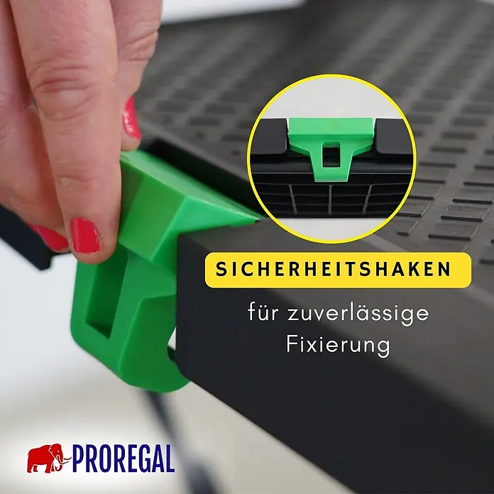Proregal Klapptritt Profi-Trittleiter klappbar - Anzahl Tritte: 3 Stk., Belastbarkeit: 150 kg, Stahl - Grüner Sicherheitshaken für zuverlässige Fixierung, von einer Hand an ein schwarzes Gittersystem angebracht. Nahaufnahme zeigt festen Halt.