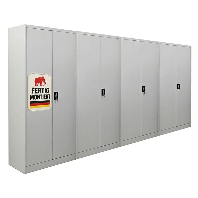 Proregal Aktenschrank Mega Deal 4x ELEPHANT komplett montiert - Lichtgrau - Reihe hellgrauer Metall-Aktenschränke mit Schlössern. Der erste Schrank trägt ein 'FERTIG MONTIERT'-Etikett, das die Vormontage anzeigt.