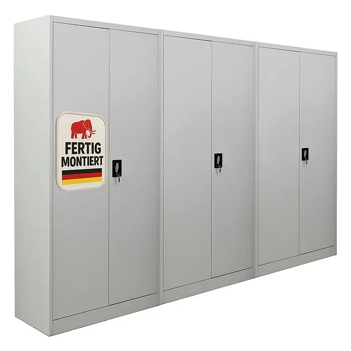 Proregal Aktenschrank Mega Deal 3x ELEPHANT komplett montiert - Lichtgrau - Drei hohe, graue Metallschränke mit schwarzen Schlössern, nebeneinander. Am linken Schrank ist ein Aufkleber mit deutscher Flagge und 'FERTIG MONTIERT'.