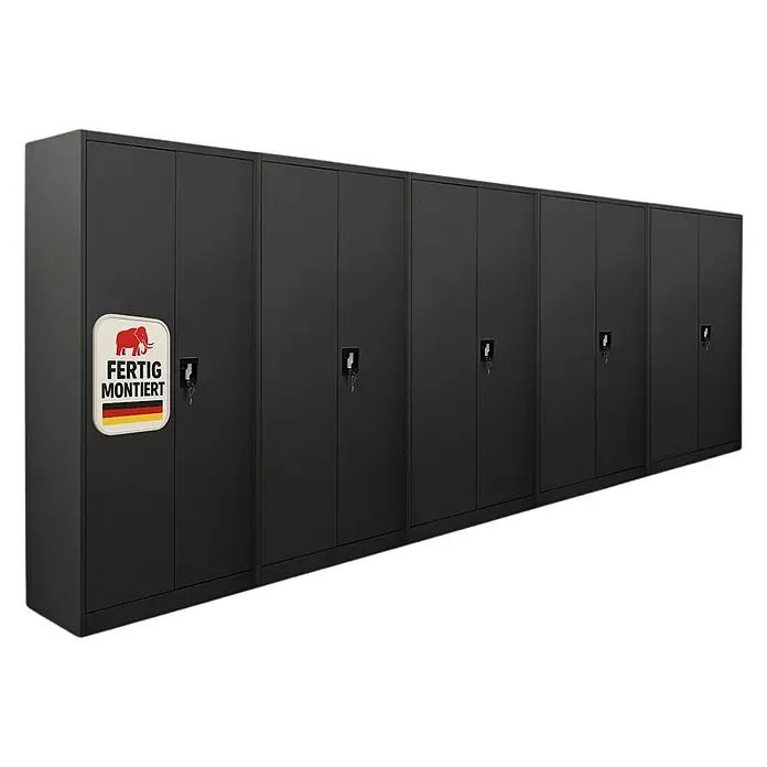 Proregal Aktenschrank Mega Deal 5x ELEPHANT komplett montiert - Schwarz - Reihe dunkelgrauer Metallschränke mit Schlüsseln in den Schlössern. Der erste Schrank trägt einen 'fertig montiert'-Aufkleber.