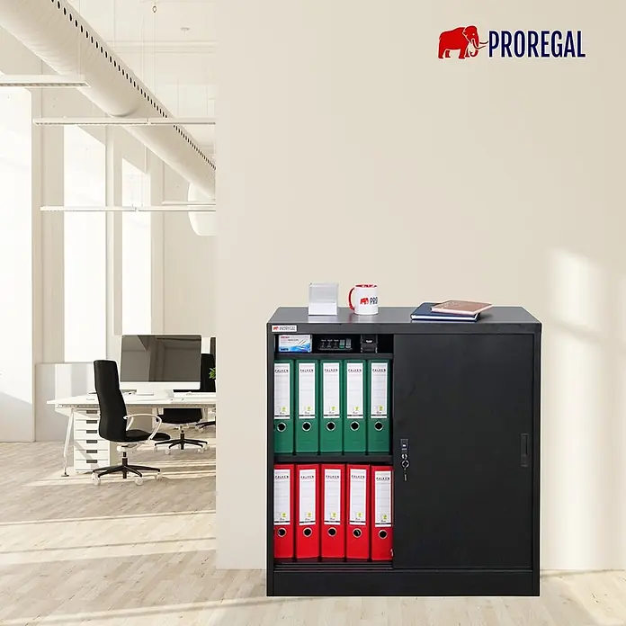 Proregal Aktenschrank ELEPHANT mit abschließbaren Schiebetüren - Schwarz - Schwarzer Metallschrank mit Schiebetüren und Akten, in einem Büro.