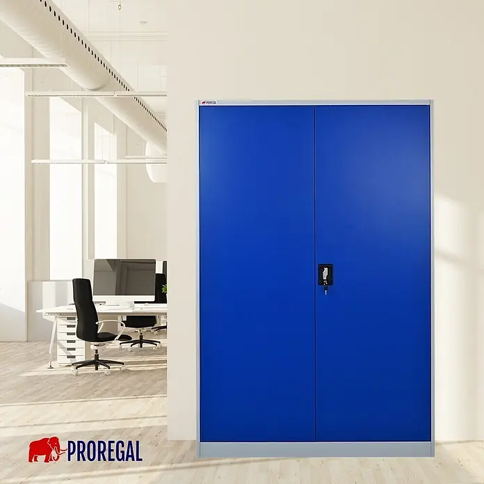 Proregal Aktenschrank ELEPHANT mit 2 Türen, abschließbar - Blau/Lichtgrau - Blauer Metallschrank mit zwei Türen und Schloss, in einem modernen Büro stehend.