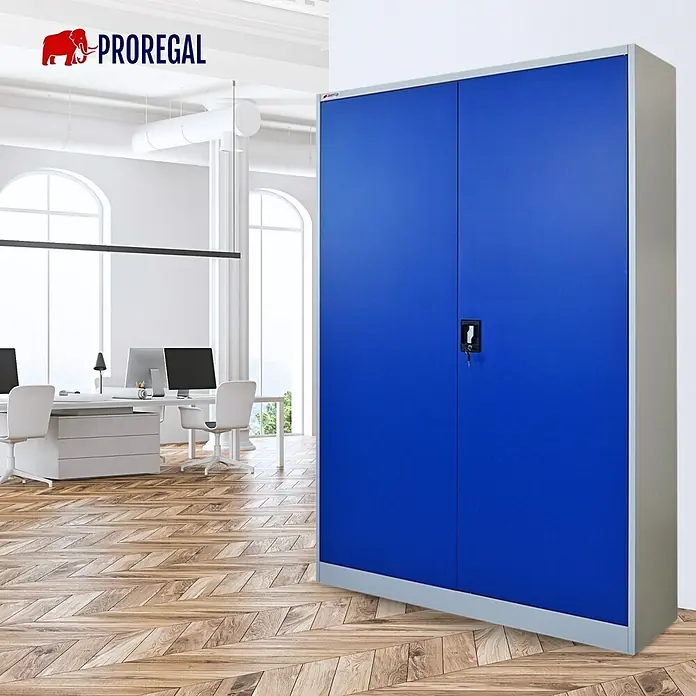 Proregal Aktenschrank ELEPHANT mit 2 Türen, abschließbar - Blau/Lichtgrau - Großer blau-grauer Metall-Büroschrank mit zwei Türen und Schloss, steht auf Holzboden in einem modernen Büro.