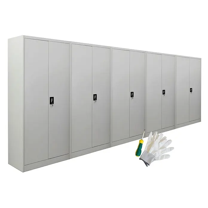 Proregal Aktenschrank Mega Deal 5x ELEPHANT mit 2 Türen, abschließbar - Lichtgrau - Reihe grauer Metall-Aktenschränke mit schwarzen Schlössern, dazu Schraubendreher und Arbeitshandschuhe.