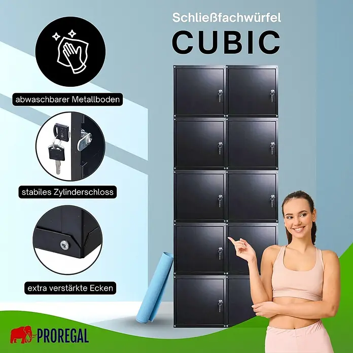 Proregal Schließfachschrank Mega Deal 10x Cubic XL - H x B x T: 45 x 45 x 45 cm, Schwarz, Zerlegt - Schwarzes CUBIC Schließfachsystem mit mehreren Fächern, präsentiert von einer Frau, die darauf zeigt.