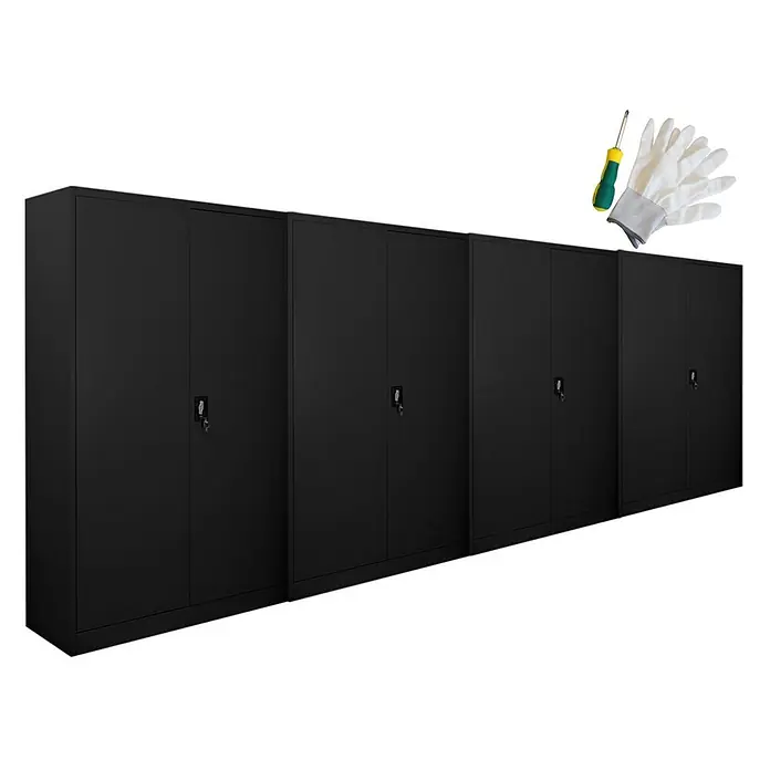 Proregal Aktenschrank Mega Deal 4x ELEPHANT mit 2 Türen, abschließbar - B x T x H: 120 x 40 x 180 cm, Schwarz - Mehrere schwarze Metall-Aufbewahrungsschränke. Ein Schraubendreher und Schutzhandschuhe deuten auf die Montage hin.