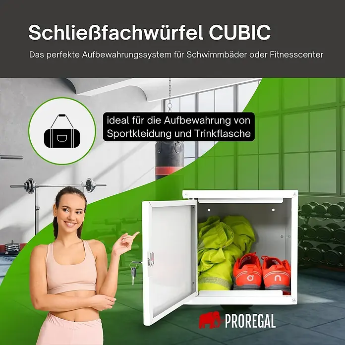 Proregal Schließfachschrank Cubic - Grau, Zerlegt - Weißer Metall-Schließfachwürfel, offen mit Sportkleidung und Schuhen, in einem Fitnessstudio, eine Frau zeigt darauf.
