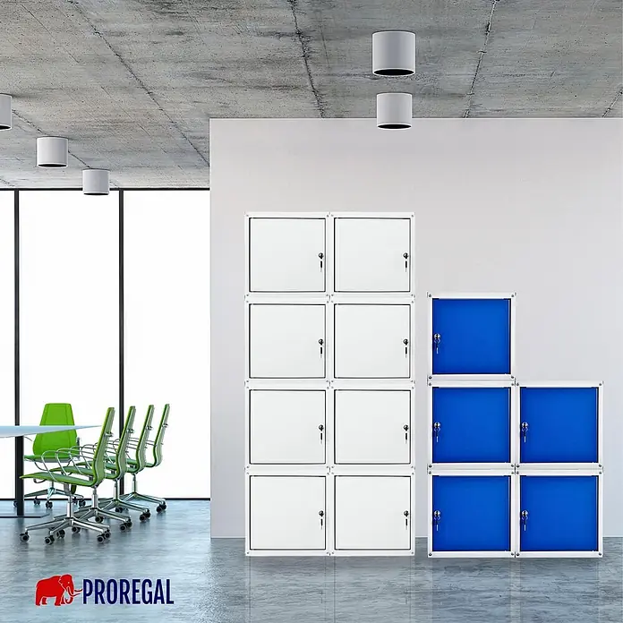 Proregal Schließfachschrank Mega Deal 10x Cubic - Grau/Blau, Zerlegt - Modulare Schließfächer aus weißem und blauem Metall, in einem Büro gestapelt angeordnet.