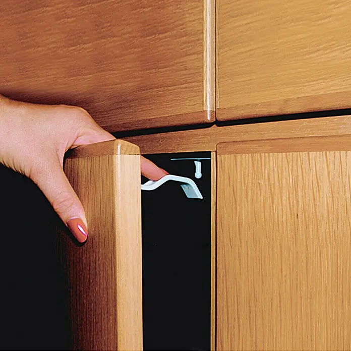 Dreambaby Extra-Lock - 2 Stk., Kleben - Kindersicherung für Schranktüren in Aktion. Sicherer Schutz vor Kinderhänden durch einfaches Anbringen an Schrank und Tür.