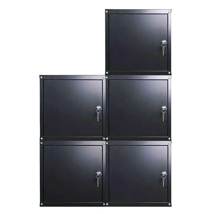 Proregal Schließfachschrank Mega Deal 5x Cubic XL - Schwarz, Zerlegt - Fünf modulare schwarze Metallschließfächer, jedes mit einem Schlüssel im Schloss.
