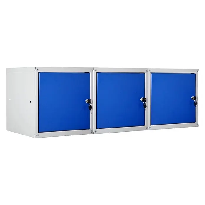 Proregal Schließfachschrank Mega Deal 3x Cubic - Grau/Blau, Zerlegt - Dreifach-Hängeschrank mit weißem Rahmen und blauen abschließbaren Türen, Schlüssel hängen an Schlössern.