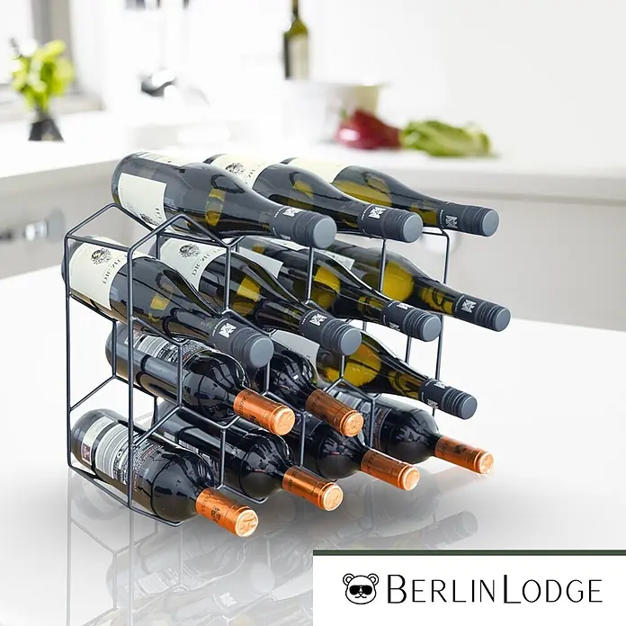 Berlinlodge Getränkekistenregal Weinregal Mosel 14 Flaschen - Anzahl Böden: 4 Stk., Schwarz - Weinregal aus dunklem Metall mit mehreren Weinflaschen auf einer Küchenarbeitsplatte.