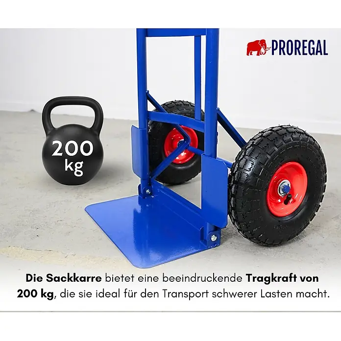 Proregal Sackkarre ODIN mit klappbarer Schaufel & Luftbereifung - Stahl, Traglast: 200 kg - Blaue Metall-Sackkarre mit großen roten Rädern, neben einer 200 kg Kettlebell, die ihre hohe Tragkraft demonstriert.