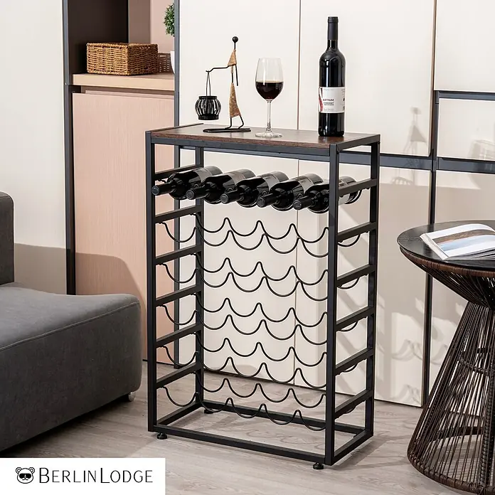 Berlinlodge Getränkekistenregal Weinregal Bordeaux 30 Flaschen - Anzahl Böden: 6 Stk., Schrauben, Vintagebraun-Schwarz - Schwarzes Weinregal aus Metall und Holz mit Flaschen und Ablagefläche, in einem Wohnzimmer.