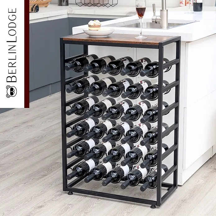 Berlinlodge Getränkekistenregal Weinregal Bordeaux 30 Flaschen - Anzahl Böden: 6 Stk., Schrauben, Vintagebraun-Schwarz - Schwarzes Weinregal aus Metall mit rustikaler Holzplatte, gefüllt mit Weinflaschen, neben einer Kücheninsel mit Cupcake und Weinglas.