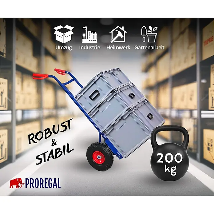 Proregal Sackkarre ODIN mit klappbarer Schaufel & PU-Bereifung - Stahl, Traglast: 200 kg - Blaue Sackkarre mit gestapelten grauen Kisten, die ihre robuste und stabile Tragfähigkeit von 200 kg in einem Lager zeigt.