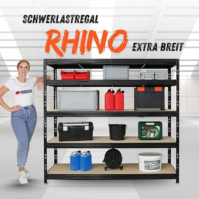 Proregal Schwerlastregal Profi RHINO - H x B x T: 180 x 200 x 60 cm, Traglast pro Boden: 500 kg, Anzahl Böden: 5 Stk., Stecken, Schwarz - Schwarzes Schwerlastregal "Rhino" mit Holzablagen. Eine Frau steht daneben, um die extrabreite Größe und Lagerkapazität zu zeigen.