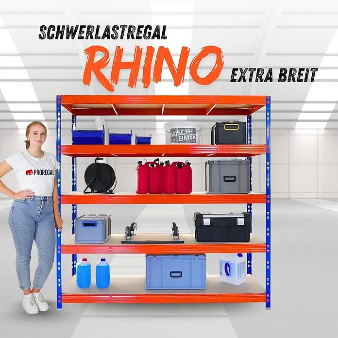 Proregal Schwerlastregal Profi RHINO - Traglast pro Boden: 500 kg, Anzahl Böden: 5 Stk., Stecken, Schwarz - Orange-blaues Rhino Schwerlastregal mit mehreren Regalböden, daneben eine Frau zur Größenveranschaulichung, bestückt mit Lagerartikeln.