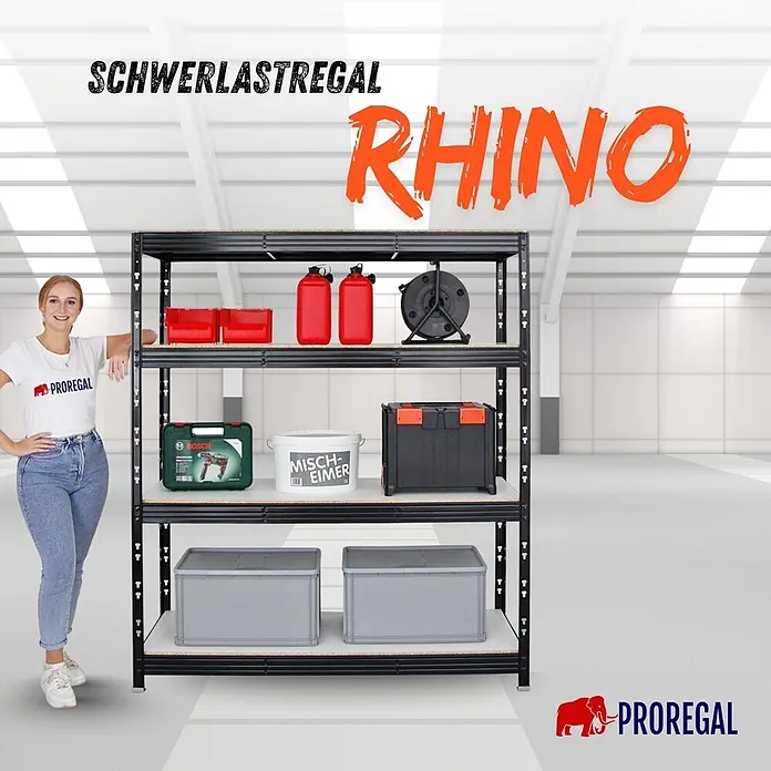 Proregal Schwerlastregal Profi RHINO - Traglast pro Boden: 500 kg, Anzahl Böden: 4 Stk., Stecken, Schwarz - Schwarzes Schwerlastregal mit Holzböden in einem Lagerraum, daneben eine Person als Größenvergleich.