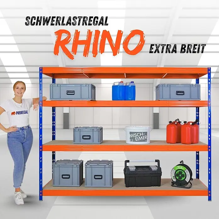 Proregal Schwerlastregal Profi RHINO - Traglast pro Boden: 450 kg, Anzahl Böden: 4 Stk., Stecken, Orange - Großes orange-blaues Schwerlastregal mit vier Fachböden, gefüllt mit Lagerartikeln. Eine Frau steht daneben zur Größenreferenz.