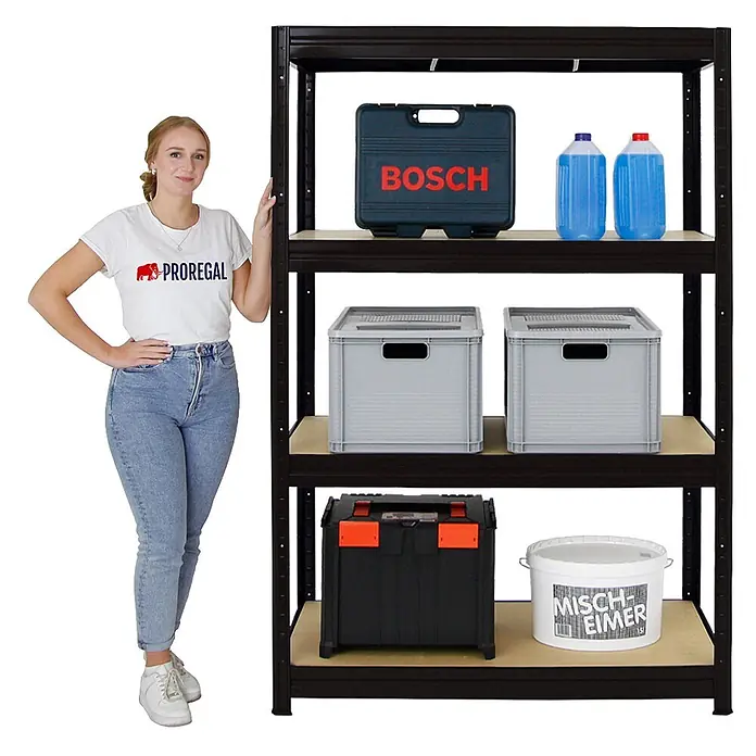 Proregal Schwerlastregal DINO - H x B x T: 180 x 120 x 60 cm, Traglast pro Boden: 600 kg, Anzahl Böden: 4 Stk., Stecken, Schwarz - Schwarzes Metallregal mit Holzablagen, präsentiert mit gelagerten Gegenständen und einer Frau zur Größenangabe.