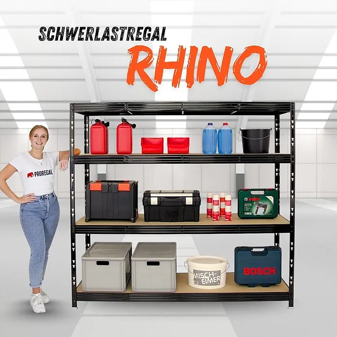 Proregal Schwerlastregal Profi RHINO - Traglast pro Boden: 500 kg, Anzahl Böden: 4 Stk., Stecken, Schwarz - Schwarzes Schwerlastregal mit Holzböden, das seine Robustheit und große Lagerkapazität zeigt, mit einer Frau zur Größenangabe.