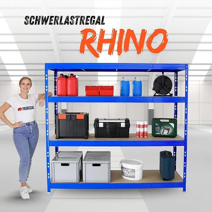 Proregal Schwerlastregal Profi RHINO - Traglast pro Boden: 500 kg, Anzahl Böden: 4 Stk., Stecken, Blau - Blaues Rhino Schwerlastregal mit vier Regalböden, gefüllt mit Werkzeugen und Zubehör, eine Frau steht daneben zur Größenorientierung.