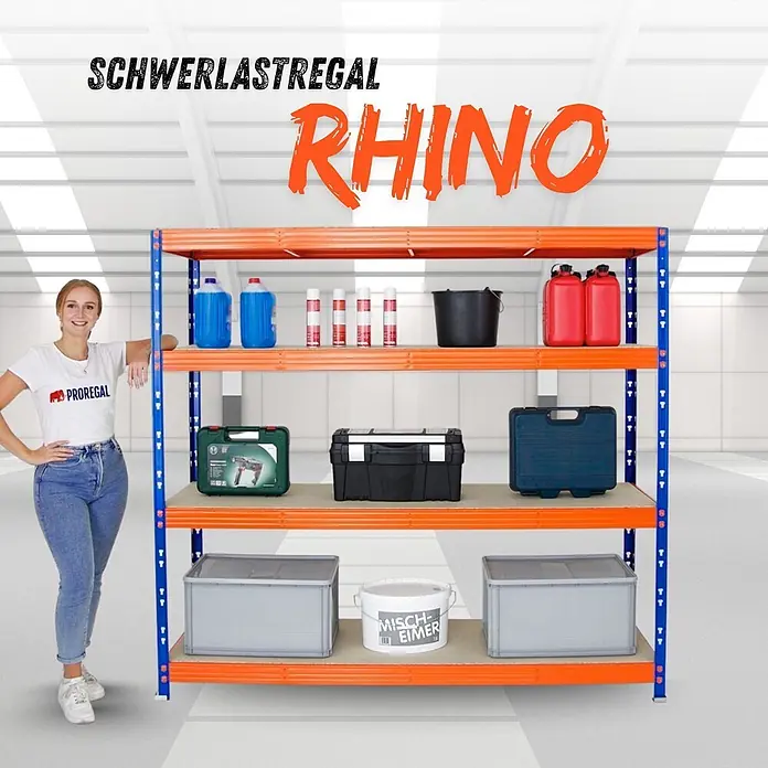 Proregal Schwerlastregal Profi RHINO - Traglast pro Boden: 500 kg, Anzahl Böden: 4 Stk., Stecken, Blau - Orange-blaues Schwerlastregal mit verschiedenen Gegenständen, eine Frau daneben zeigt die Größe.