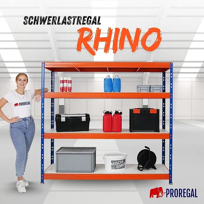 Proregal Schwerlastregal Profi RHINO - Traglast pro Boden: 500 kg, Anzahl Böden: 4 Stk., Stecken, Blau - Blau-oranges Schwerlastregal mit beladenen Regalböden, eine Frau steht daneben als Größenvergleich.