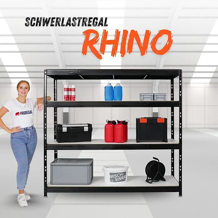 Proregal Schwerlastregal Profi RHINO - H x B x T: 180 x 200 x 60 cm, Traglast pro Boden: 500 kg, Anzahl Böden: 4 Stk., Stecken, Schwarz - Ein schwarzes Schwerlastregal mit Holzböden, gefüllt mit verschiedenen Gegenständen, neben einer Frau zur Größendarstellung.