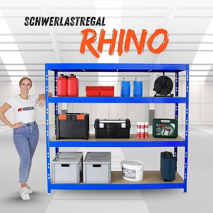 Proregal Schwerlastregal Profi RHINO - Traglast pro Boden: 500 kg, Anzahl Böden: 4 Stk., Stecken, Blau - Blaues Rhino Schwerlastregal, gefüllt mit Werkzeugen und Vorräten, daneben eine Frau zur Größenreferenz.