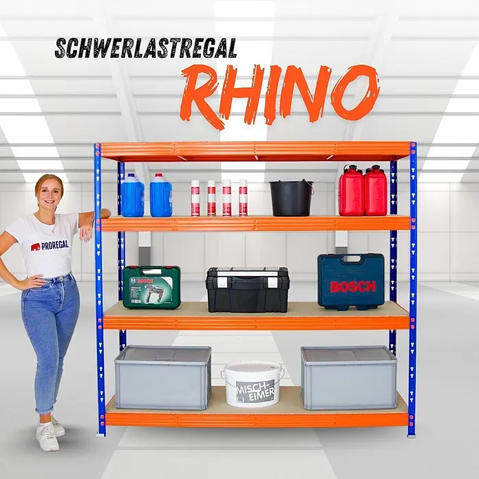 Proregal Schwerlastregal Profi RHINO - Traglast pro Boden: 500 kg, Anzahl Böden: 4 Stk., Stecken, Blau - Blau-oranges Schwerlastregal RHINO im Lager, bestückt mit Werkzeugen und Vorräten, mit Person zur Größenordnung.