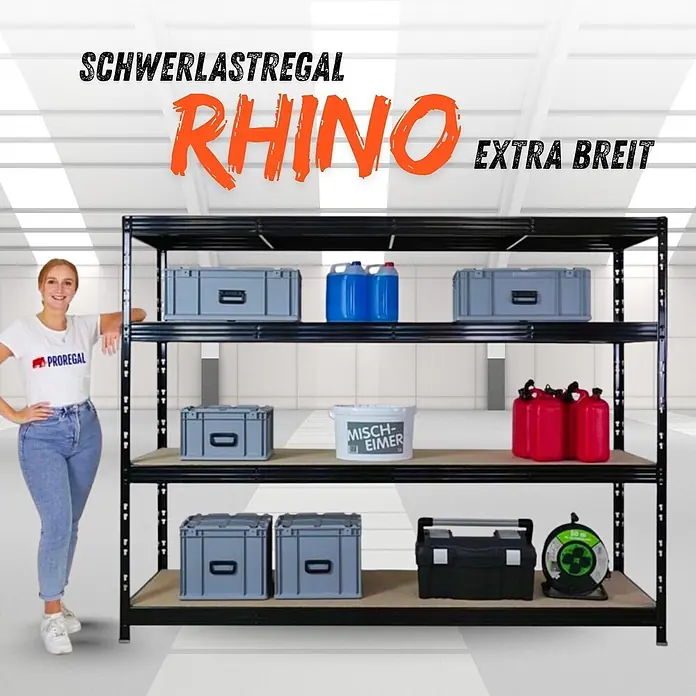 Proregal Schwerlastregal Profi RHINO - Traglast pro Boden: 450 kg, Anzahl Böden: 4 Stk., Stecken, Schwarz - Extra breites, schwarzes Schwerlastregal mit Holzböden und einer Frau daneben zum Größenvergleich.