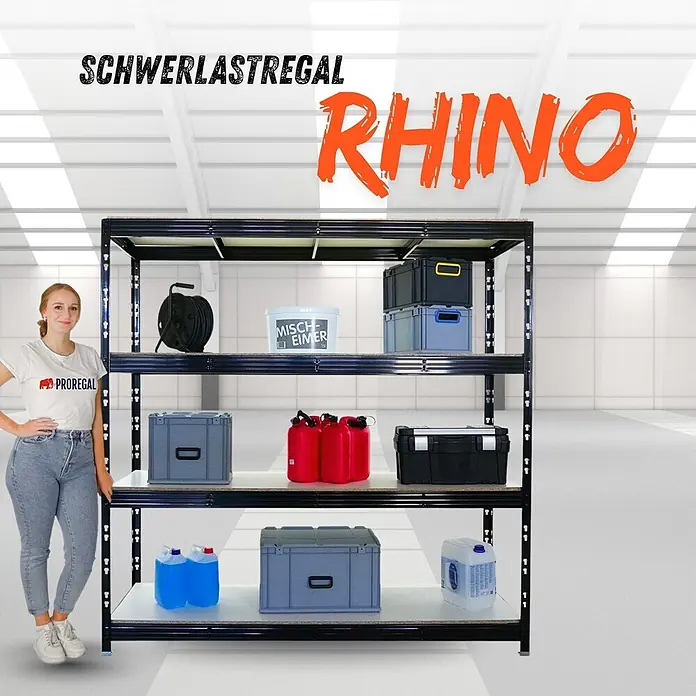 Proregal Schwerlastregal Profi RHINO - H x B x T: 200 x 200 x 60 cm, Traglast pro Boden: 500 kg, Anzahl Böden: 4 Stk., Stecken, Schwarz - Großes schwarzes Schwerlastregal aus Metall mit verschiedenen Lagerboxen und Behältern. Eine Frau steht daneben als Größenvergleich.