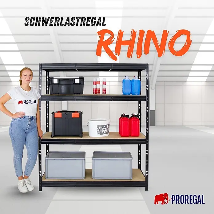 Proregal Schwerlastregal Profi RHINO - H x B x T: 180 x 160 x 60 cm, Traglast pro Boden: 500 kg, Anzahl Böden: 4 Stk., Stecken, Schwarz - Schwarzes Metall-Schwerlastregal mit Holzböden, daneben eine Frau zur Größenanzeige, bestückt mit Lagerartikeln.