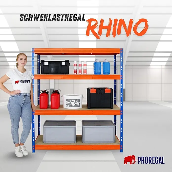 Proregal Schwerlastregal Profi RHINO - Traglast pro Boden: 500 kg, Anzahl Böden: 4 Stk., Stecken, Blau - Blaues und oranges Schwerlastregal, Modell Rhino, mit Lagerartikeln in einer Lagerhalle, eine Frau steht daneben zur Größenreferenz.