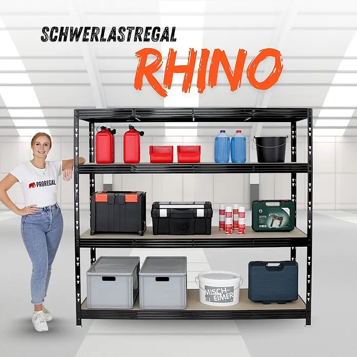 Proregal Schwerlastregal Profi RHINO - Traglast pro Boden: 500 kg, Anzahl Böden: 4 Stk., Stecken, Schwarz - Schwarzes Schwerlastregal gefüllt mit Lagerartikeln, eine Frau steht daneben zur Größenveranschaulichung.