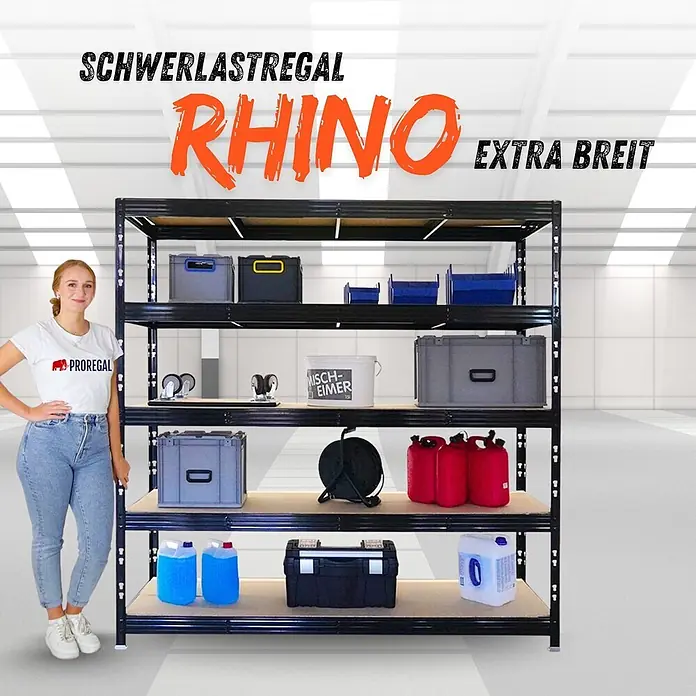 Proregal Schwerlastregal Profi RHINO - Traglast pro Boden: 500 kg, Anzahl Böden: 5 Stk., Stecken, Schwarz - Schwarzes, extrabreites Rhino Schwerlastregal mit 5 Holzböden, gefüllt mit Lagerboxen, daneben steht eine Frau.