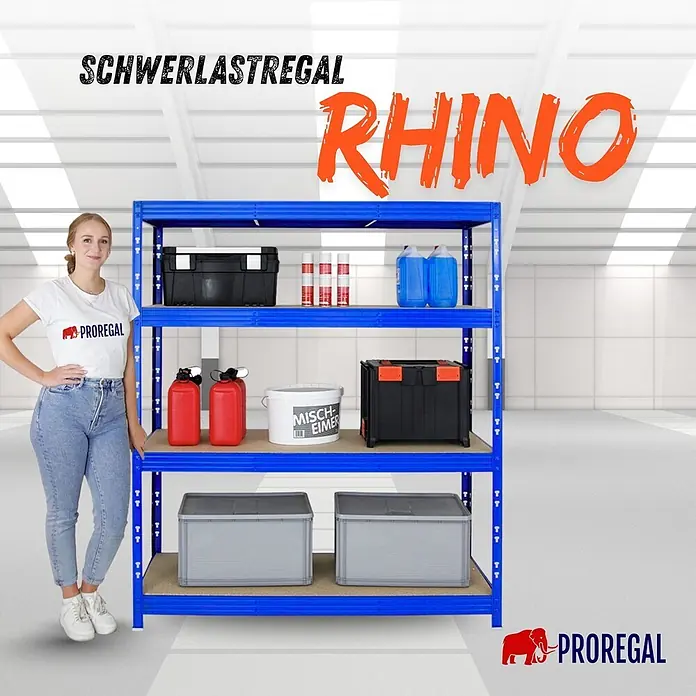Proregal Schwerlastregal Profi RHINO - Traglast pro Boden: 500 kg, Anzahl Böden: 4 Stk., Stecken, Blau - Blaues Metall-Schwerlastregal (Rhino) mit Lagerartikeln gefüllt, daneben eine Frau zur Größenreferenz.