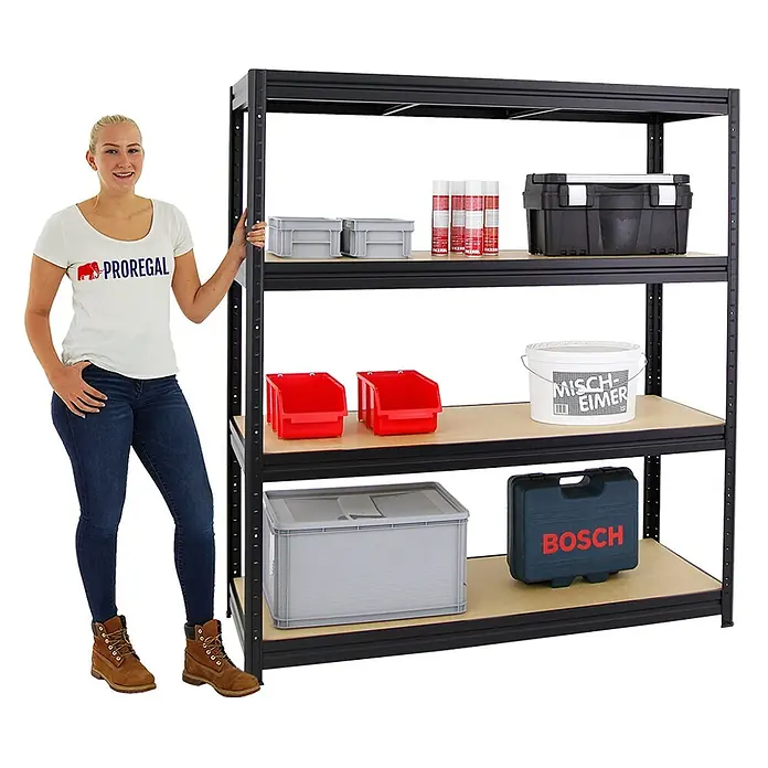 Proregal Schwerlastregal DINO - H x B x T: 180 x 160 x 60 cm, Traglast pro Boden: 600 kg, Anzahl Böden: 4 Stk., Stecken, Schwarz - Schwarzes Metallregal mit Holzablagen, mit verschiedenen Lagerartikeln und einer Frau zur Größenanzeige.
