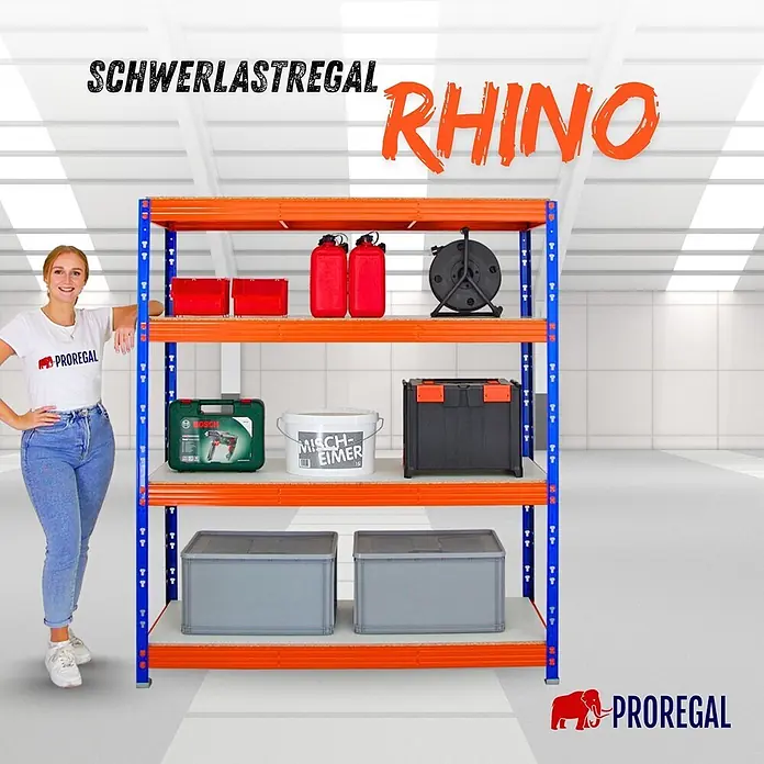 Proregal Schwerlastregal Profi RHINO - Traglast pro Boden: 500 kg, Anzahl Böden: 4 Stk., Stecken, Blau - Blau-oranges Schwerlastregal RHINO in Lagerumgebung, beladen mit Werkzeugen und Behältern, eine Frau daneben zur Skalierung.