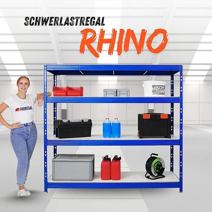 Proregal Schwerlastregal Profi RHINO - Traglast pro Boden: 500 kg, Anzahl Böden: 4 Stk., Stecken, Blau - Blaues RHINO Schwerlastregal aus Metall mit weißen Böden, bestückt mit verschiedenen Gegenständen. Eine Frau steht daneben zur Größenangabe.